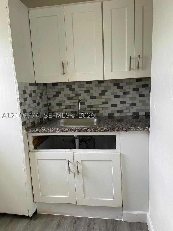 1420 Nw 41st St #1 - Photo 5 of 10
