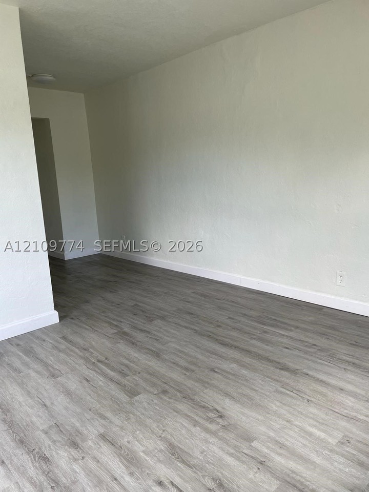 1420 Nw 41st St #1 - Photo 6 of 10