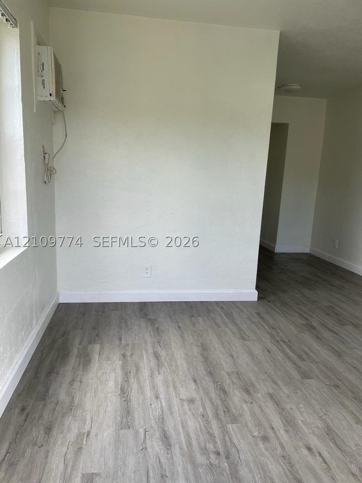 1420 Nw 41st St #1 - Photo 7 of 10