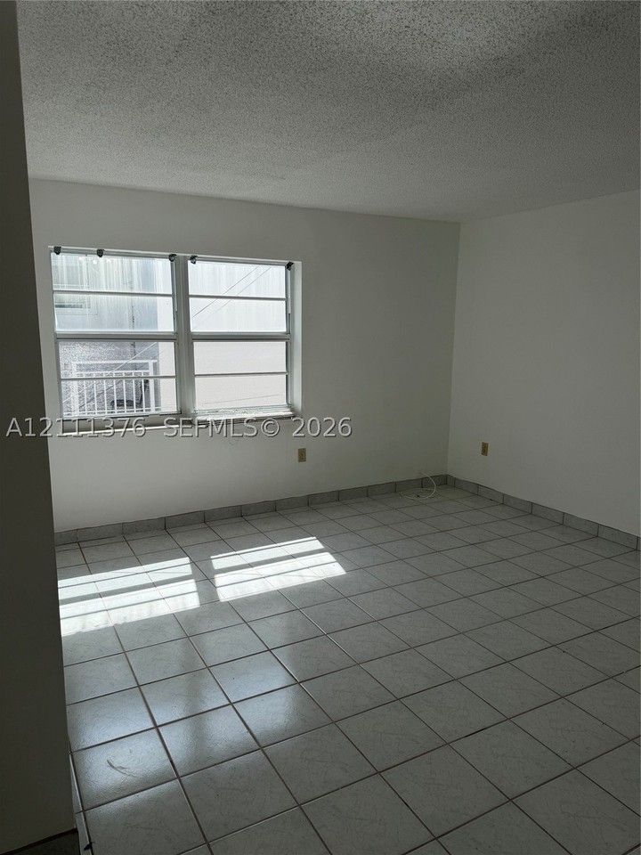 326 Ocean Dr #4 - Photo 5 of 7