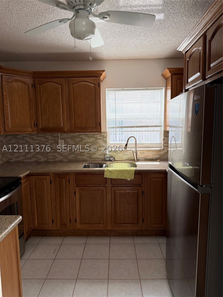 326 Ocean Dr #4 - Photo 6 of 7