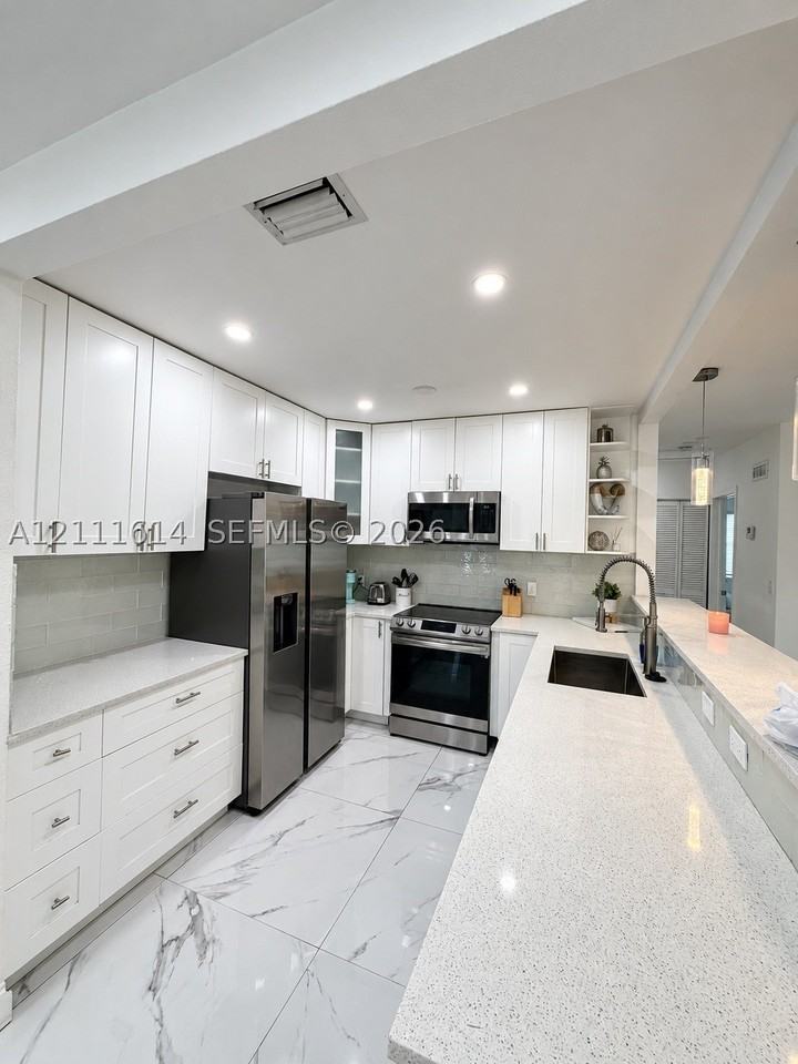 935 Ne 164th St - Photo 4 of 17