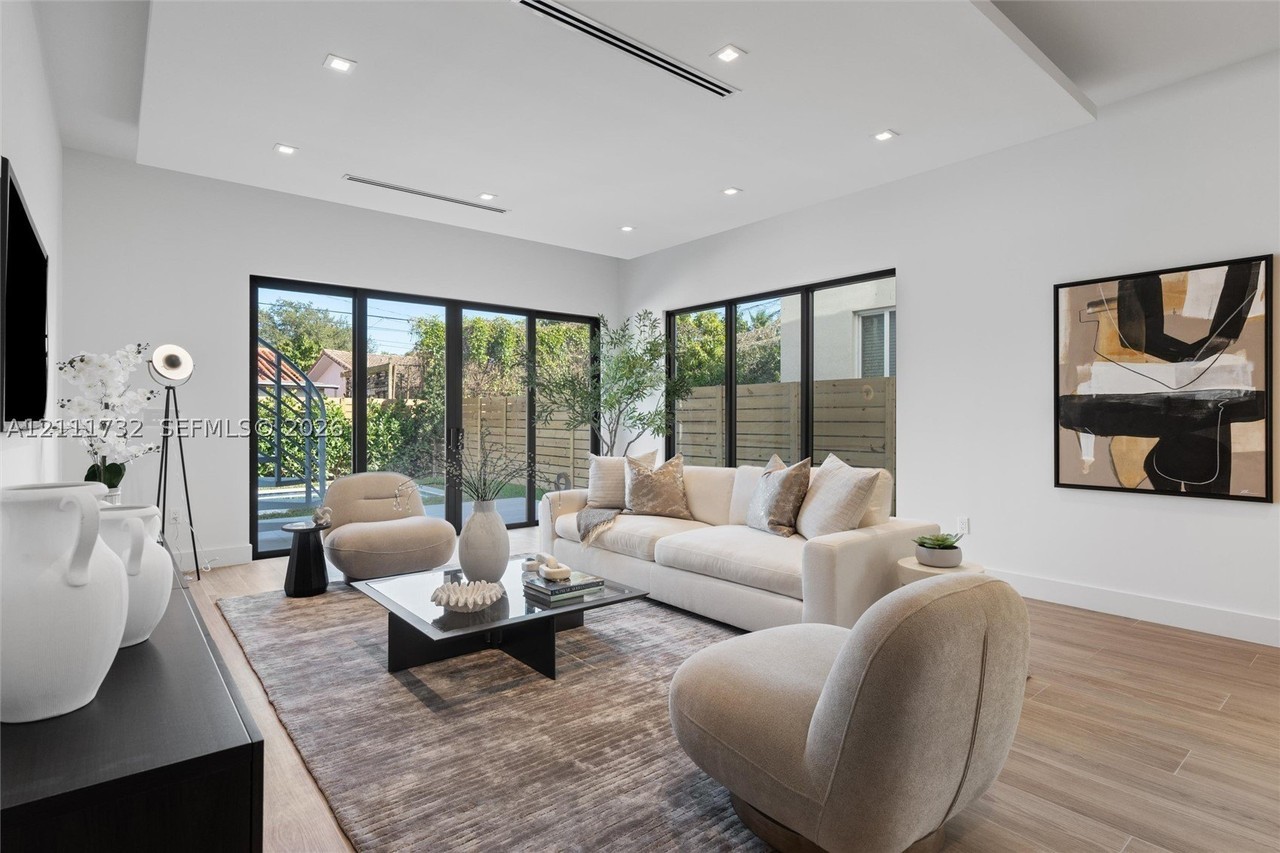 1247 Sw 13th Ave - Photo 3 of 22