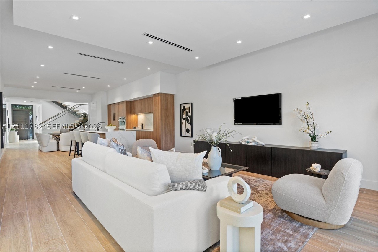1247 Sw 13th Ave - Photo 4 of 22