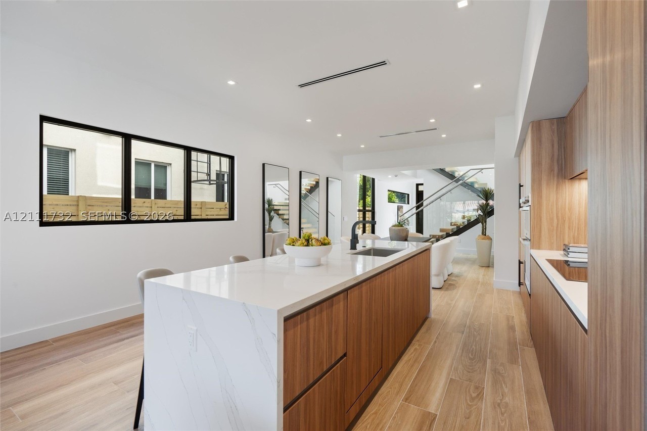 1247 Sw 13th Ave - Photo 7 of 22