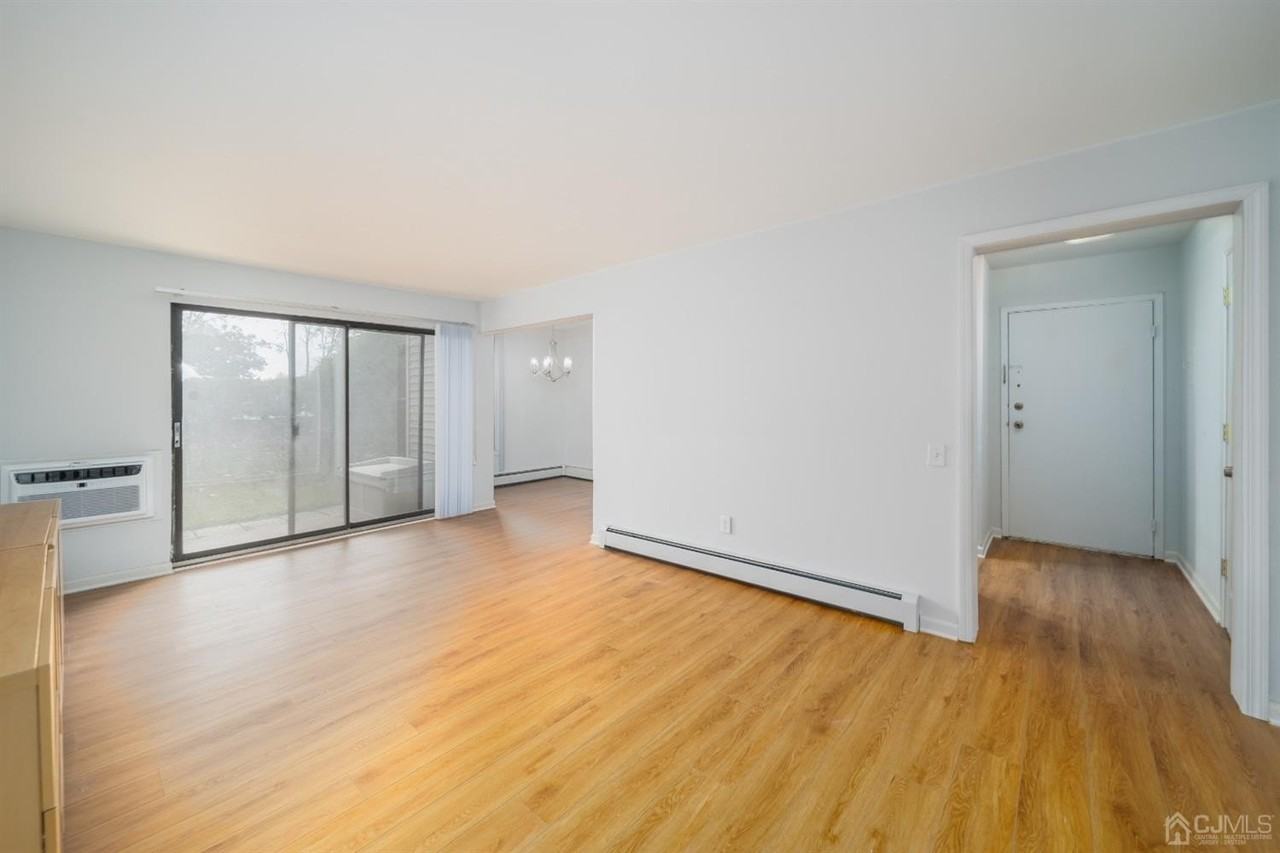 827 Main St Apt D - Photo 2 of 16