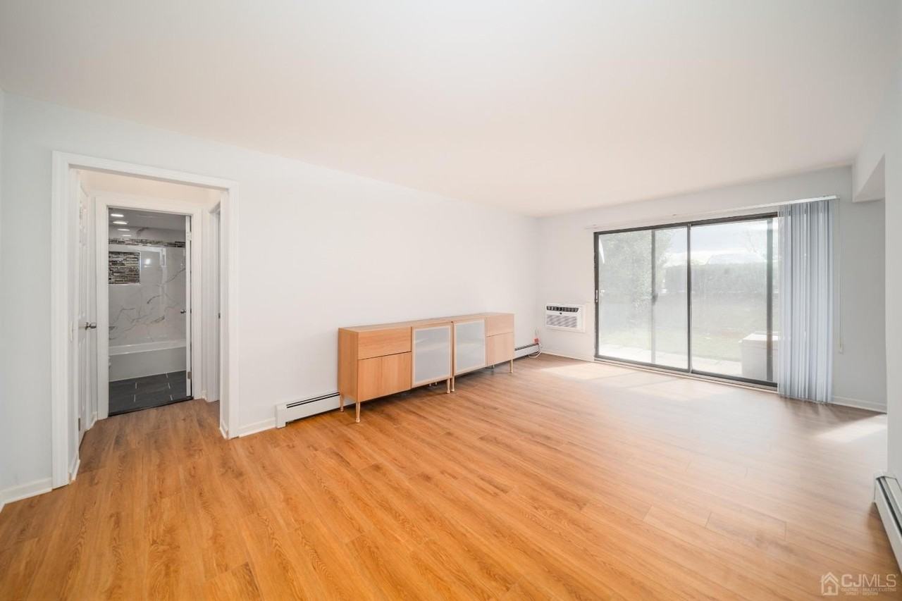 827 Main St Apt D - Photo 3 of 16