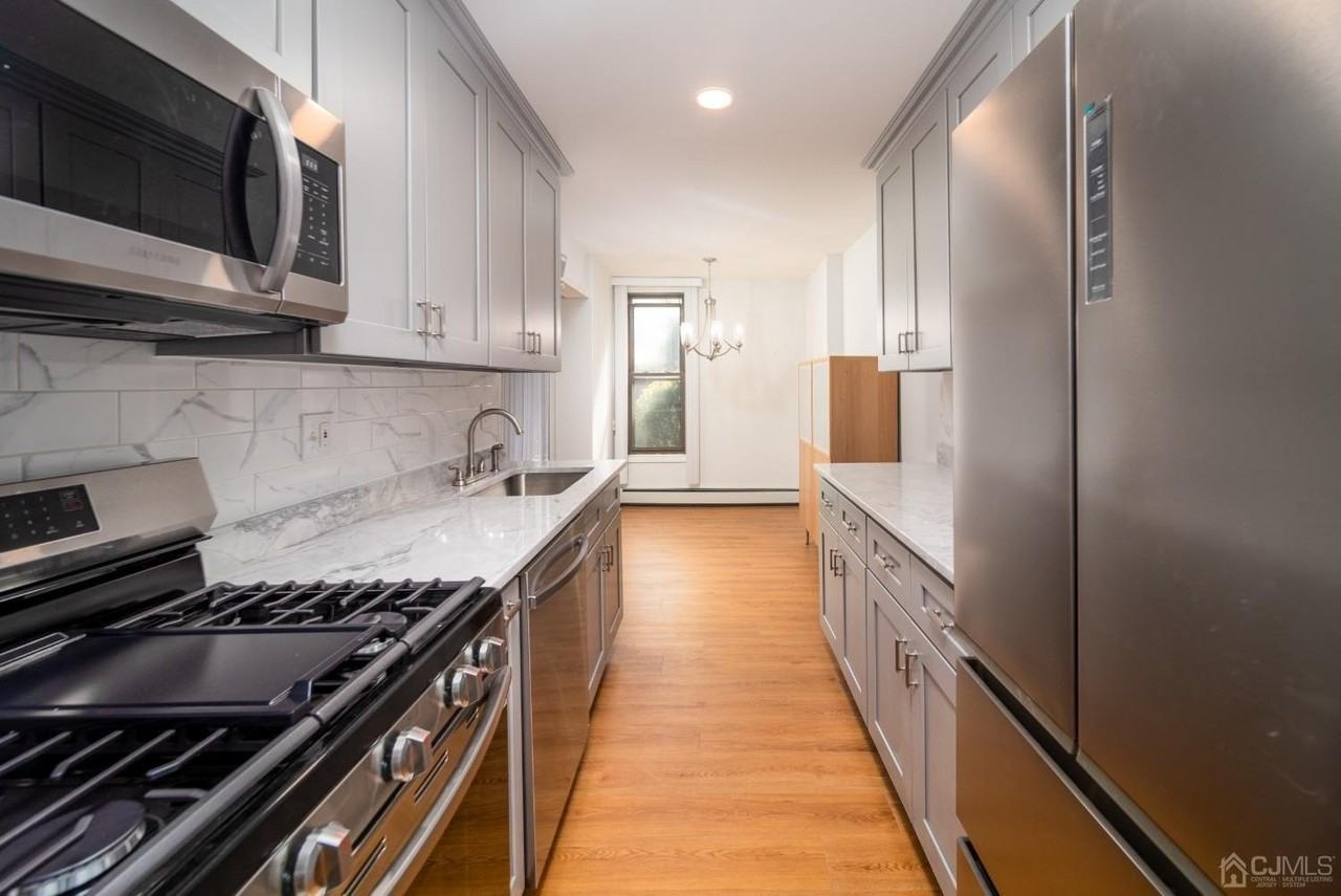 827 Main St Apt D - Photo 5 of 16