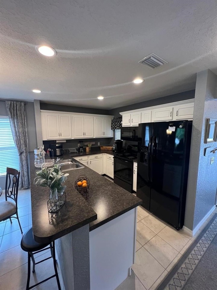 4500 Turnberry Ln - Photo 3 of 21