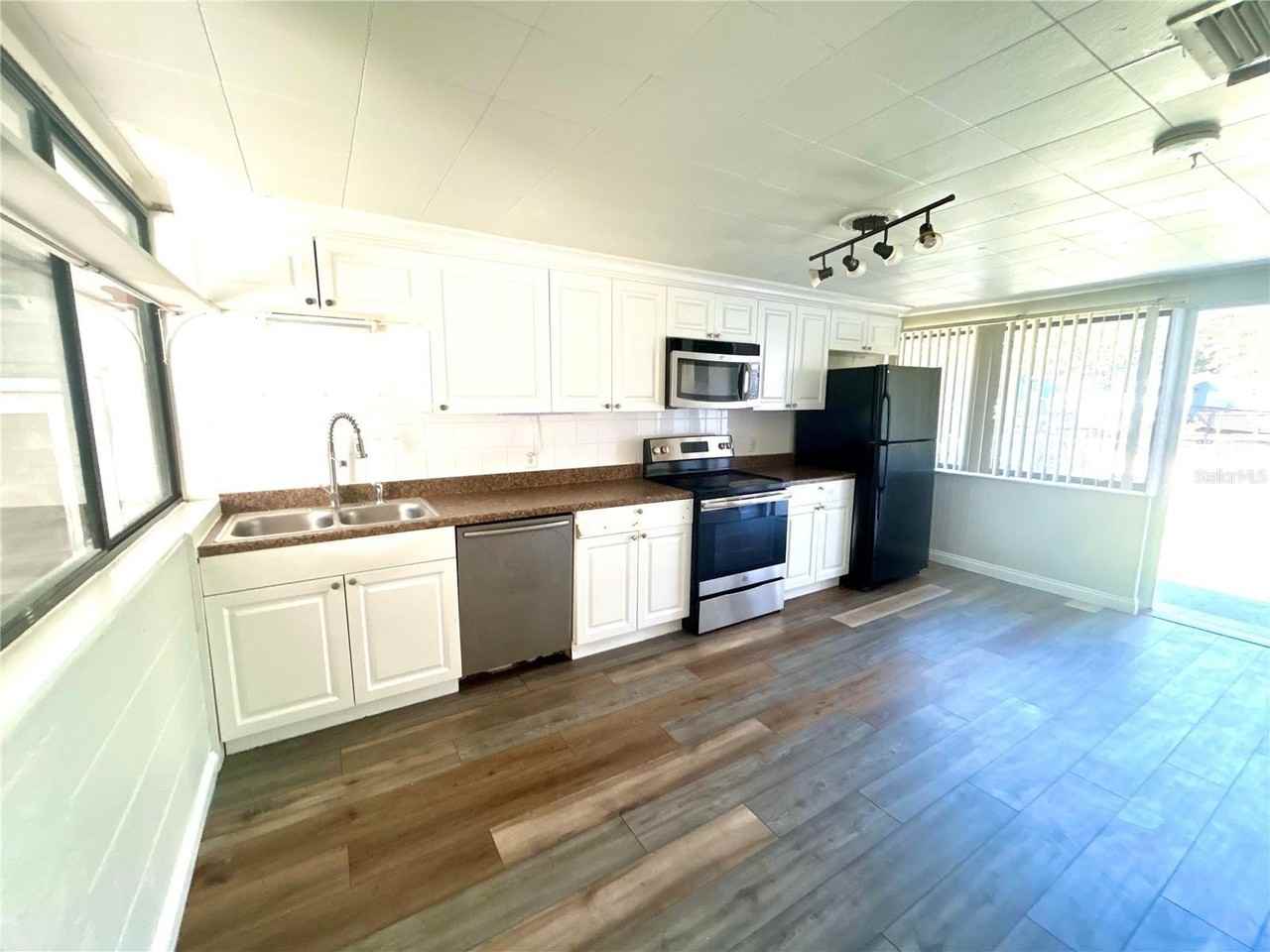 1410 34th St - Photo 2 of 12