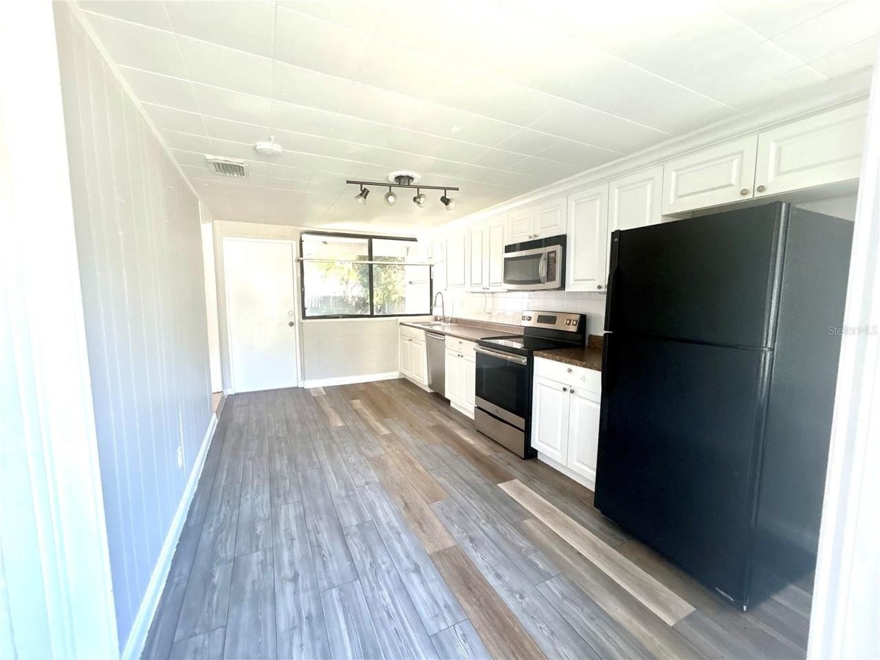 1410 34th St - Photo 2 of 9