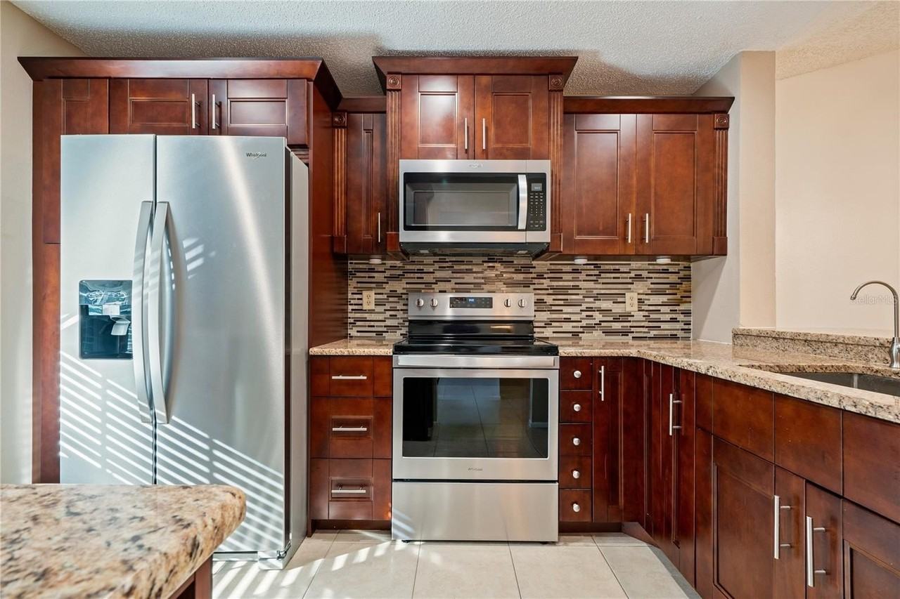 1110 Thayer St - Photo 5 of 36