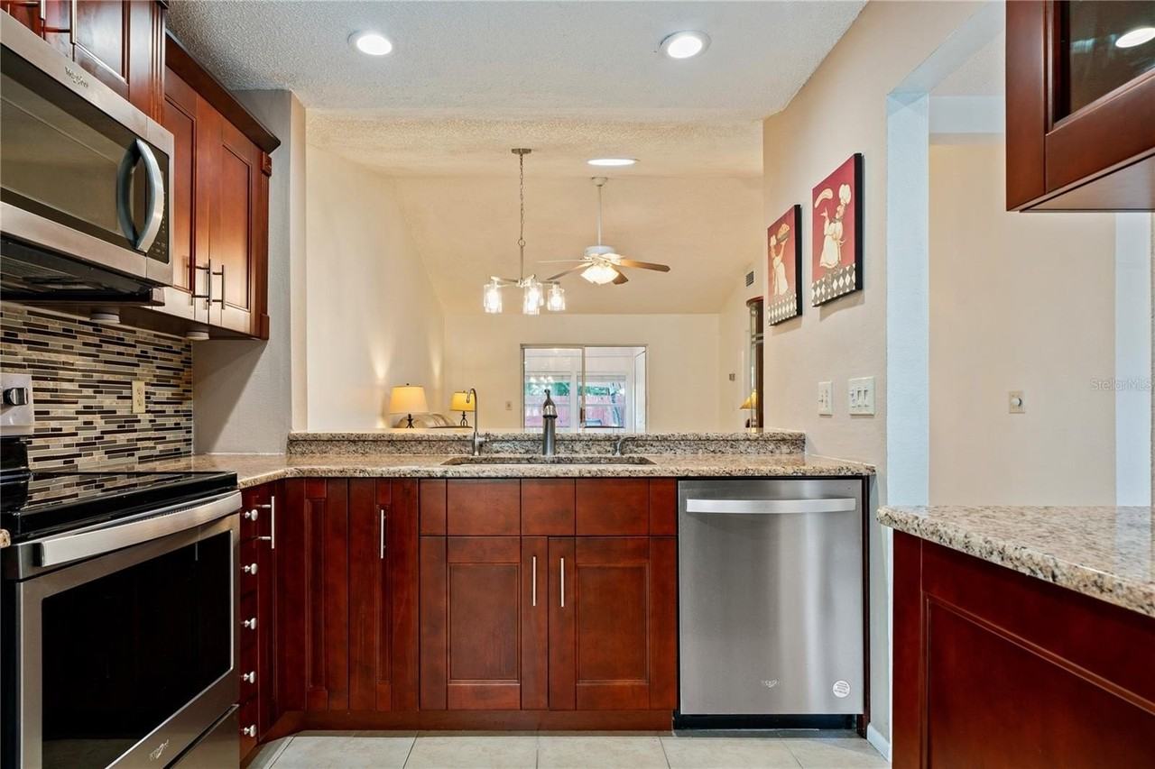 1110 Thayer St - Photo 6 of 36