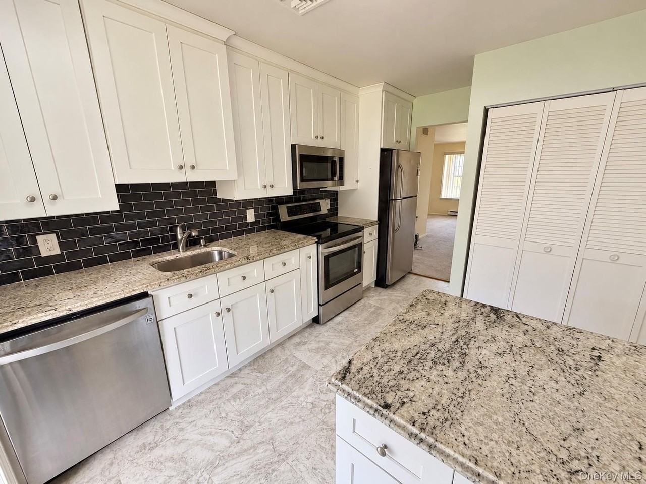 426 Aylesbury Ct #C - Photo 3 of 7
