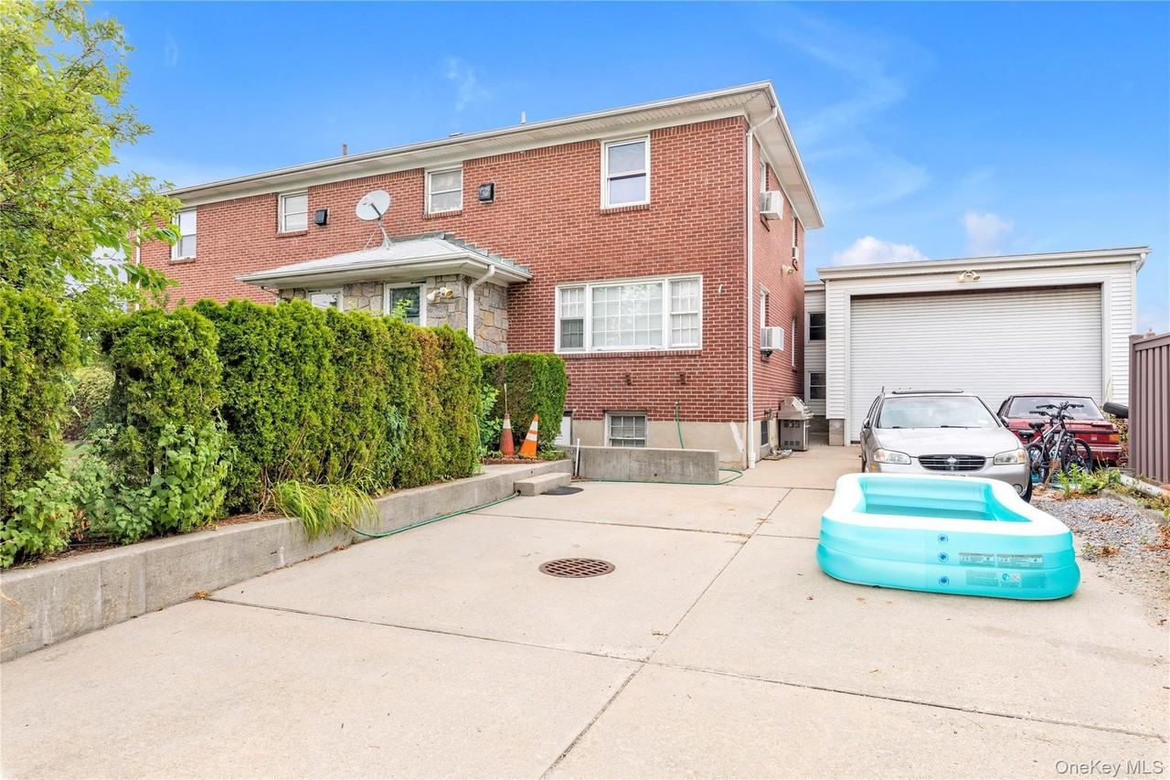 260 Roslyn Rd - Photo 2 of 10