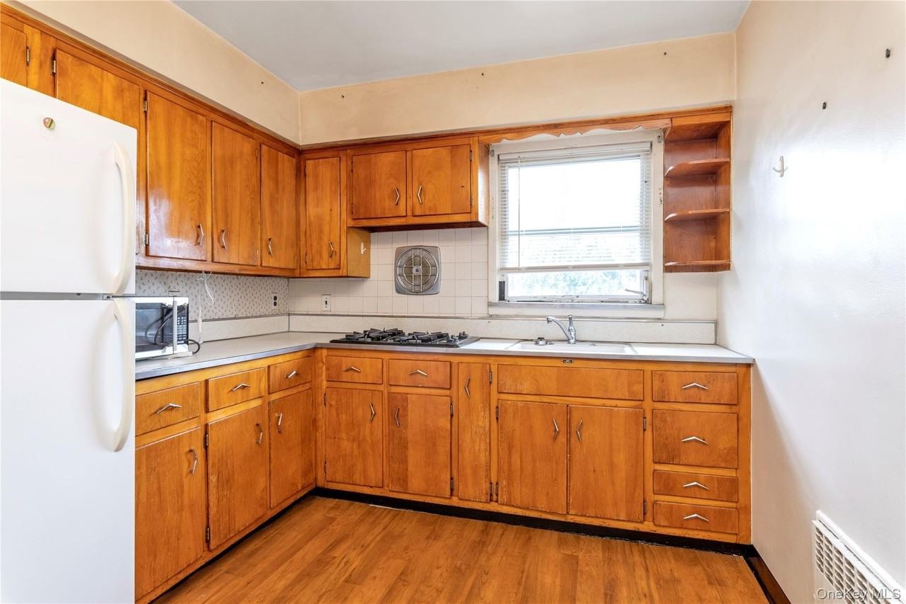 260 Roslyn Rd - Photo 3 of 10