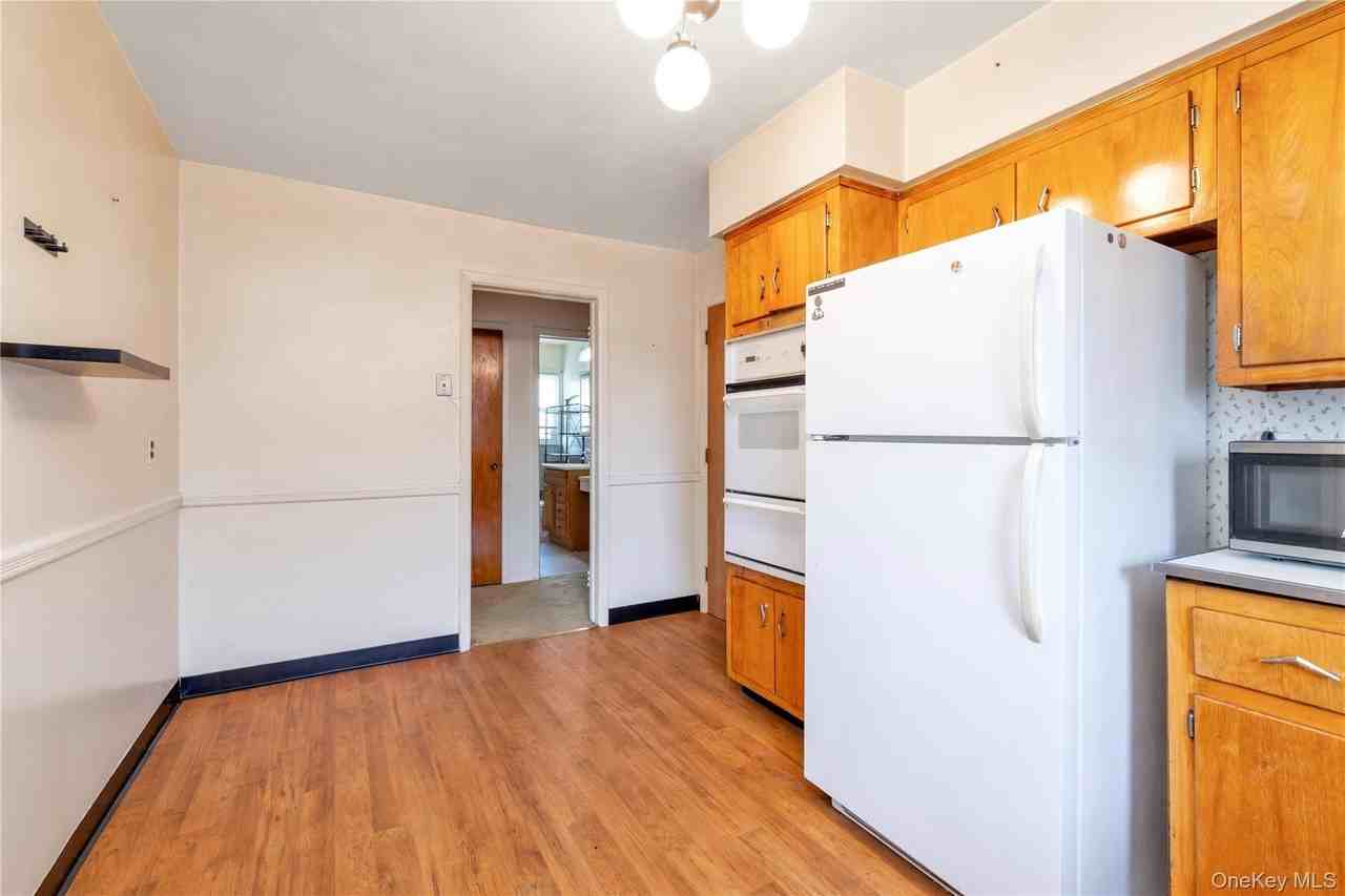260 Roslyn Rd - Photo 4 of 10