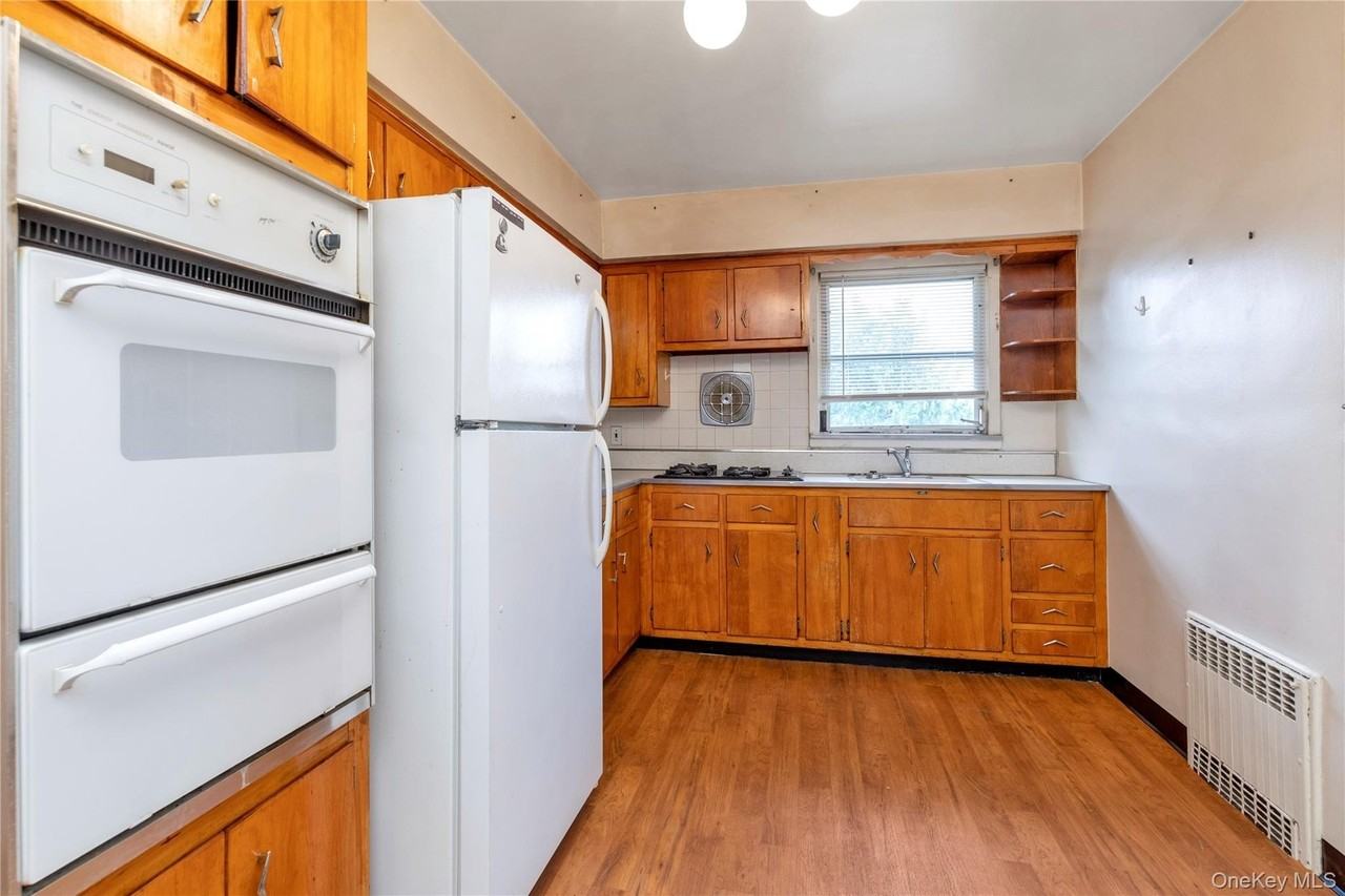 260 Roslyn Rd - Photo 5 of 10