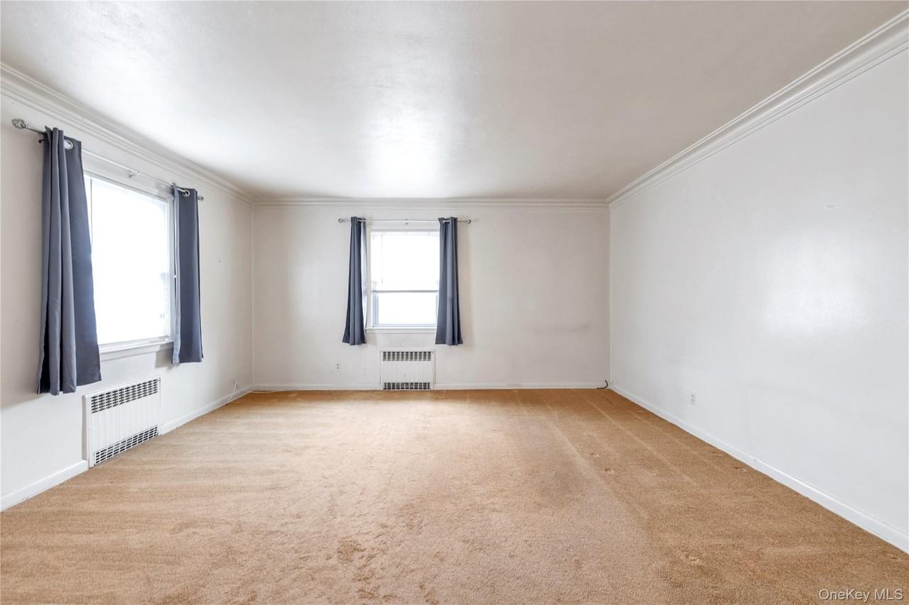 260 Roslyn Rd - Photo 6 of 10