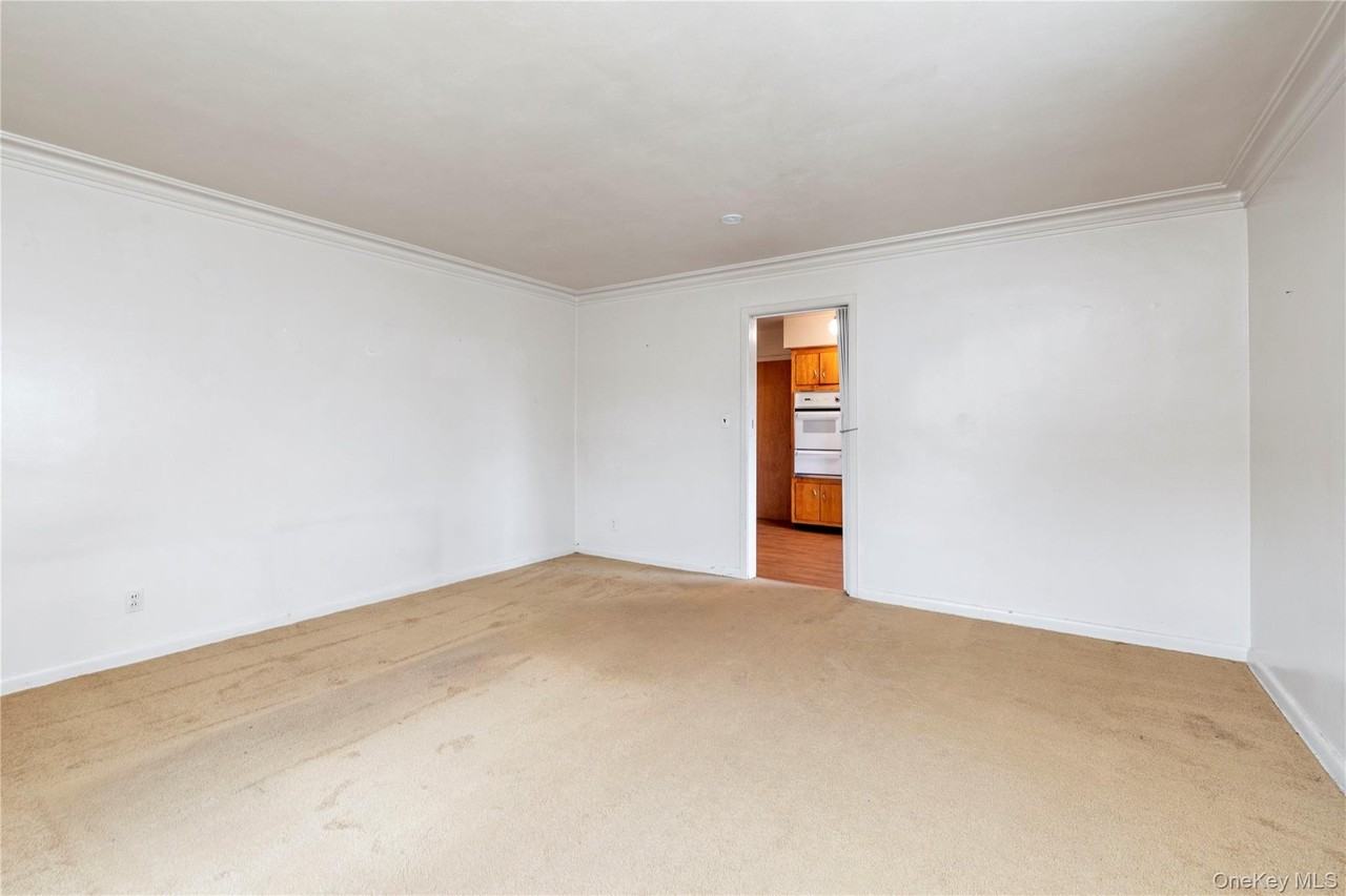 260 Roslyn Rd - Photo 7 of 10