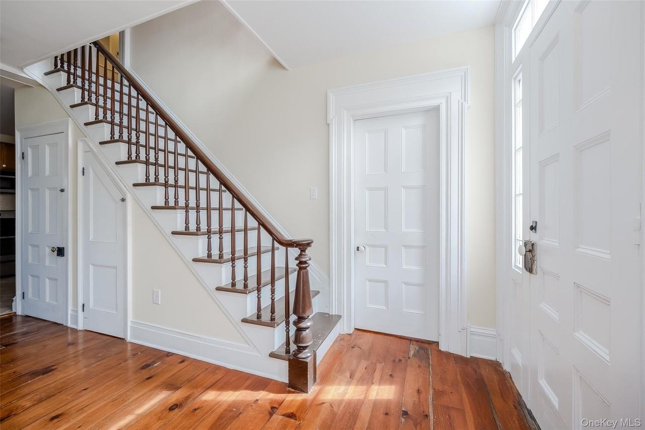 246 Shore Rd - Photo 3 of 40