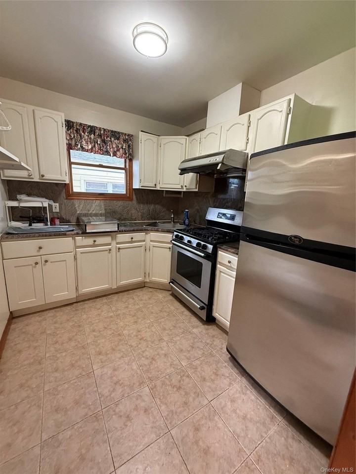6749 185th St #1stFL - Photo 3 of 4