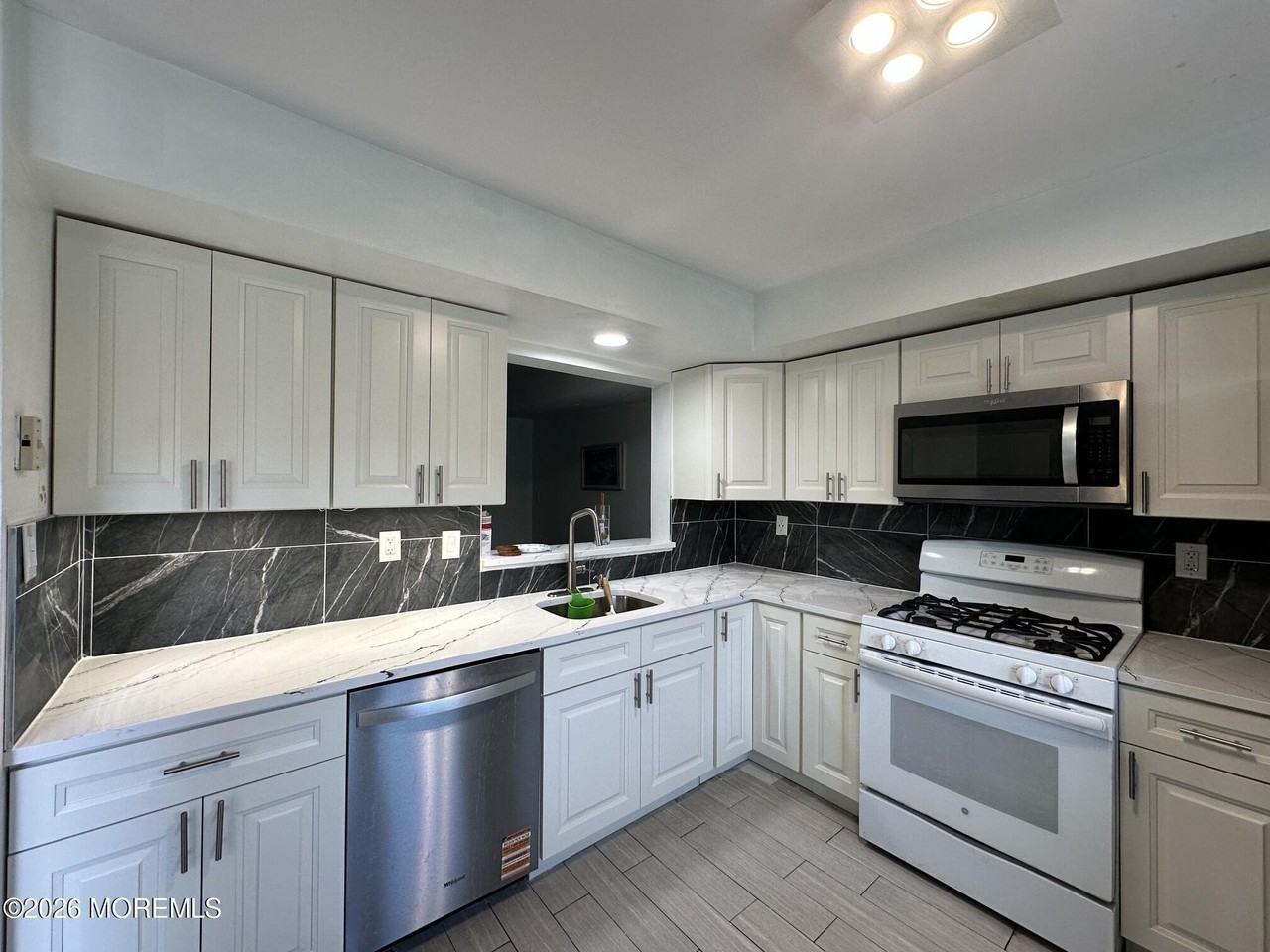 127 Bedford Pl - Photo 4 of 27