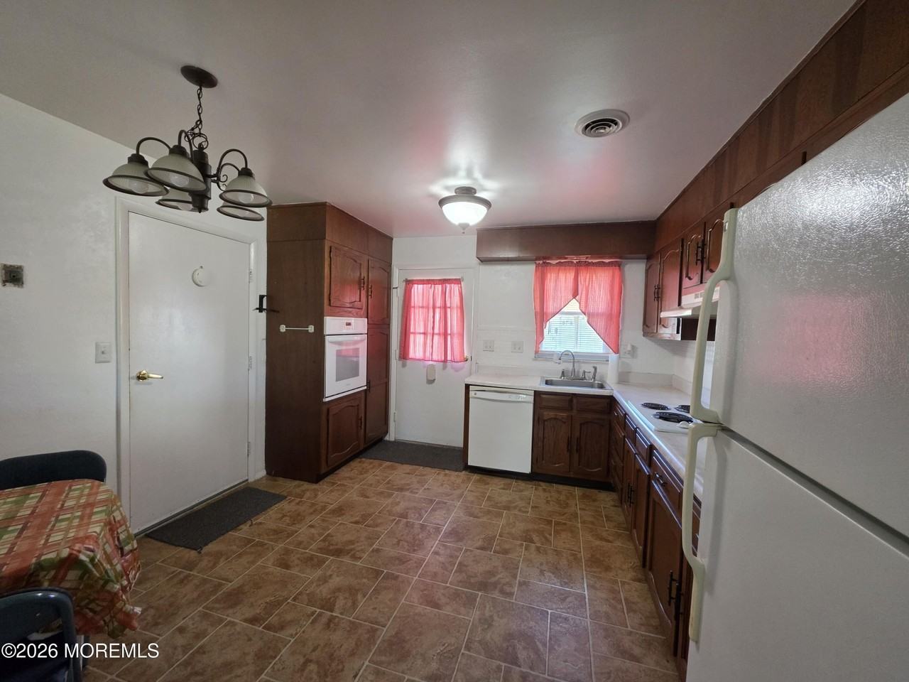 33B Edinburgh Ln - Photo 3 of 16