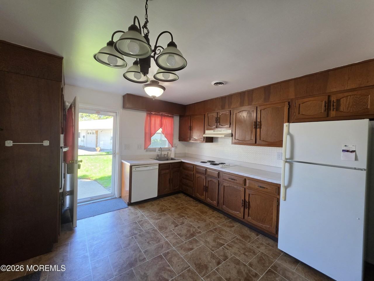 33B Edinburgh Ln - Photo 4 of 16