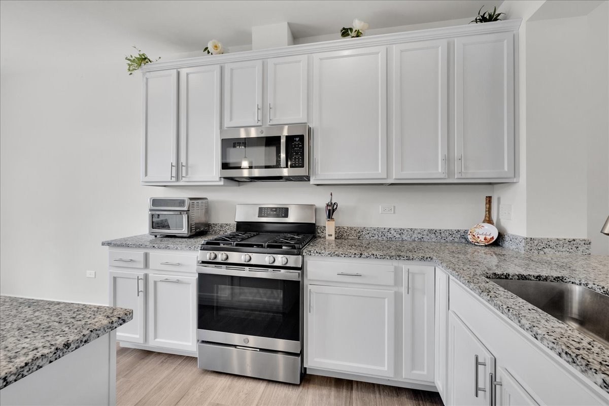 3S547 Everton Dr - Photo 7 of 28