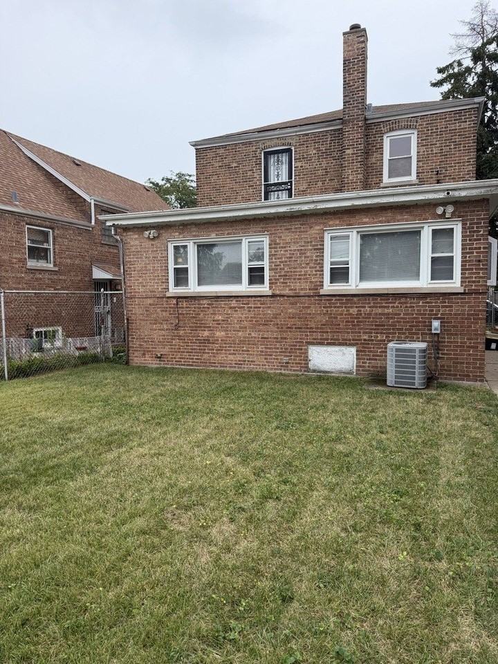 10936 S Avenue L - Photo 2 of 14