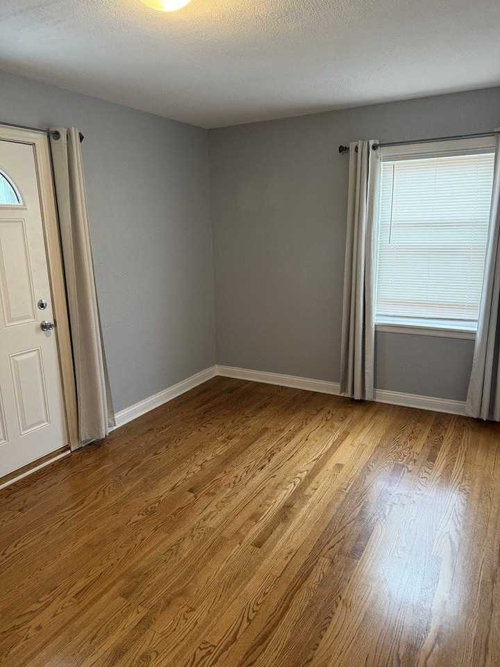 10936 S Avenue L - Photo 3 of 14