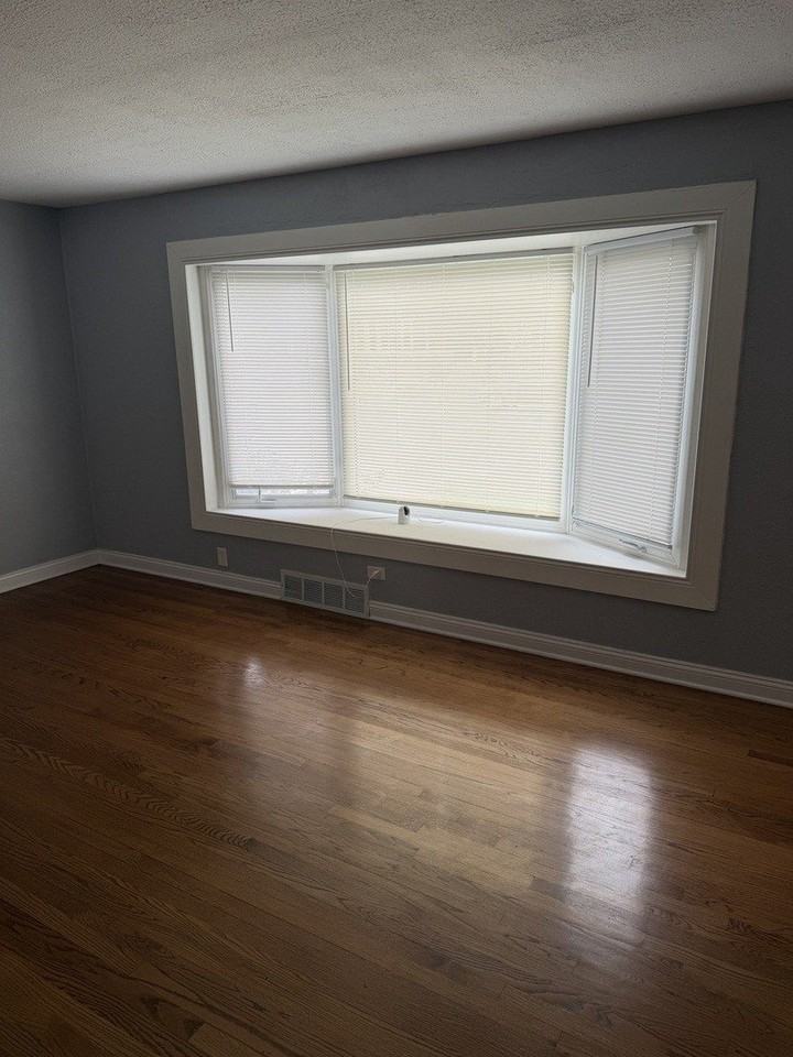 10936 S Avenue L - Photo 4 of 14