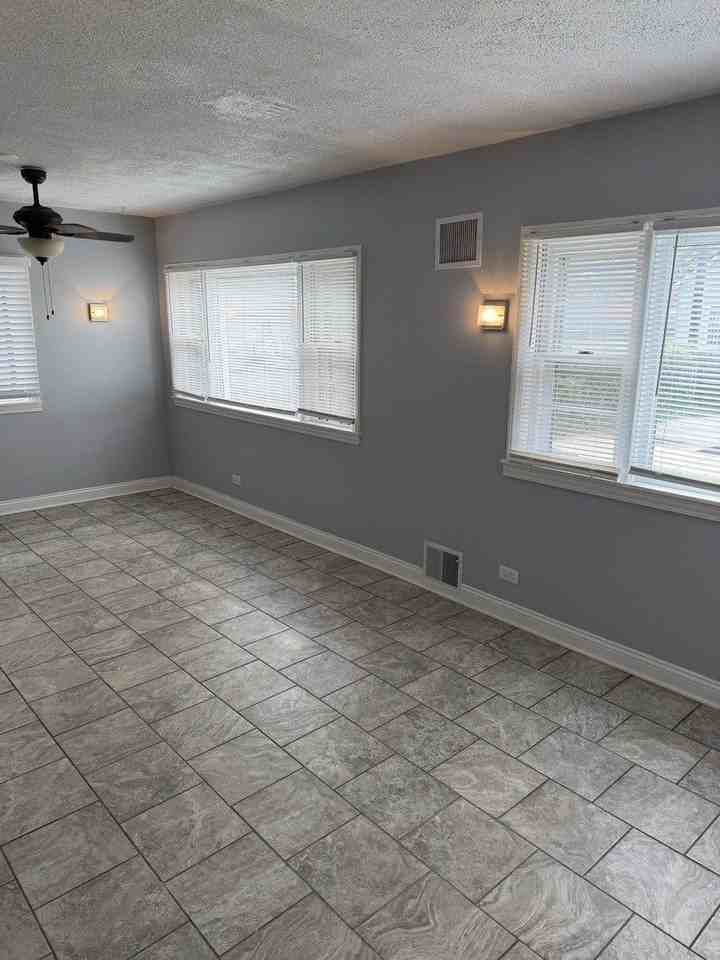 10936 S Avenue L - Photo 7 of 14