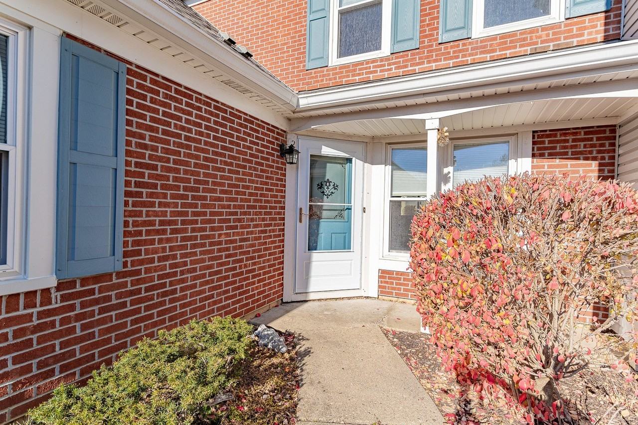 279 University Ln - Photo 2 of 21