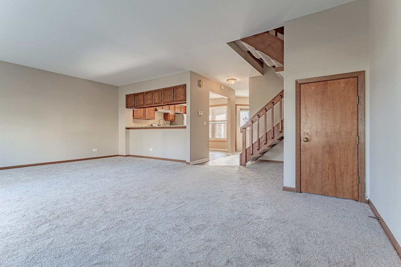 279 University Ln - Photo 3 of 21