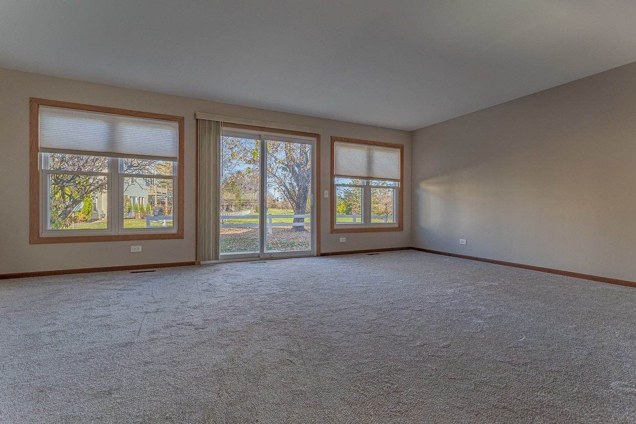 279 University Ln - Photo 4 of 21