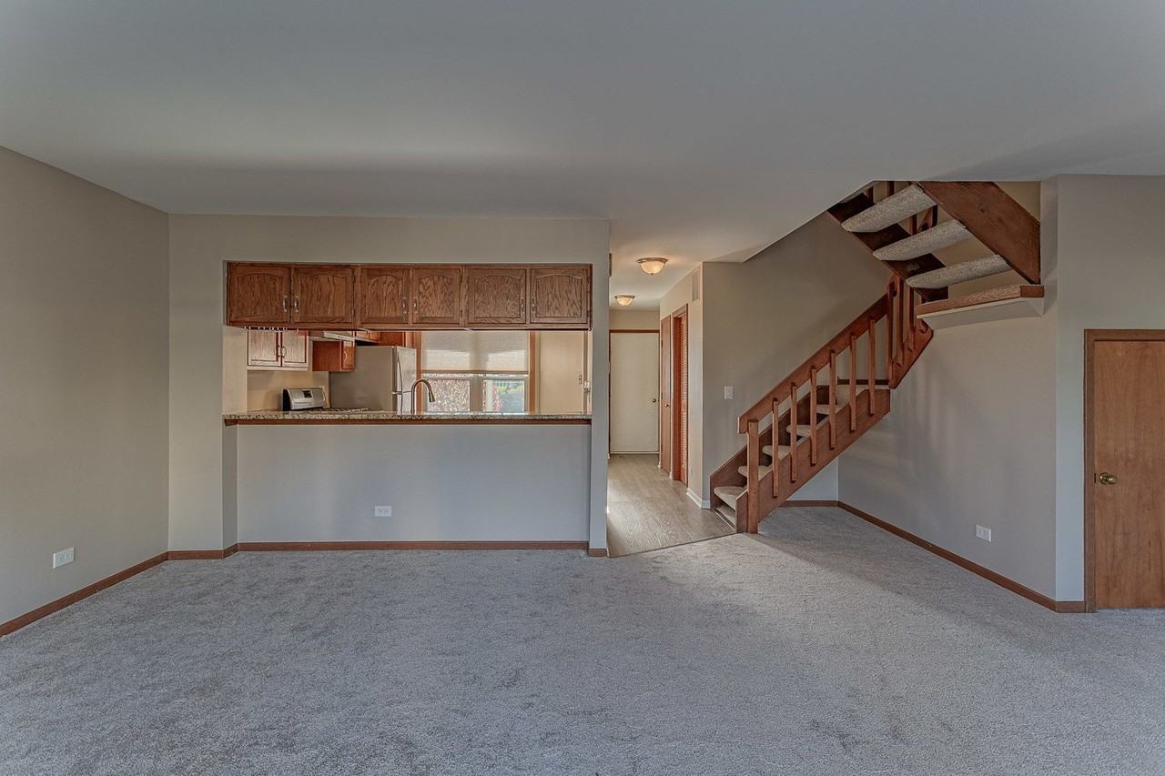 279 University Ln - Photo 5 of 21