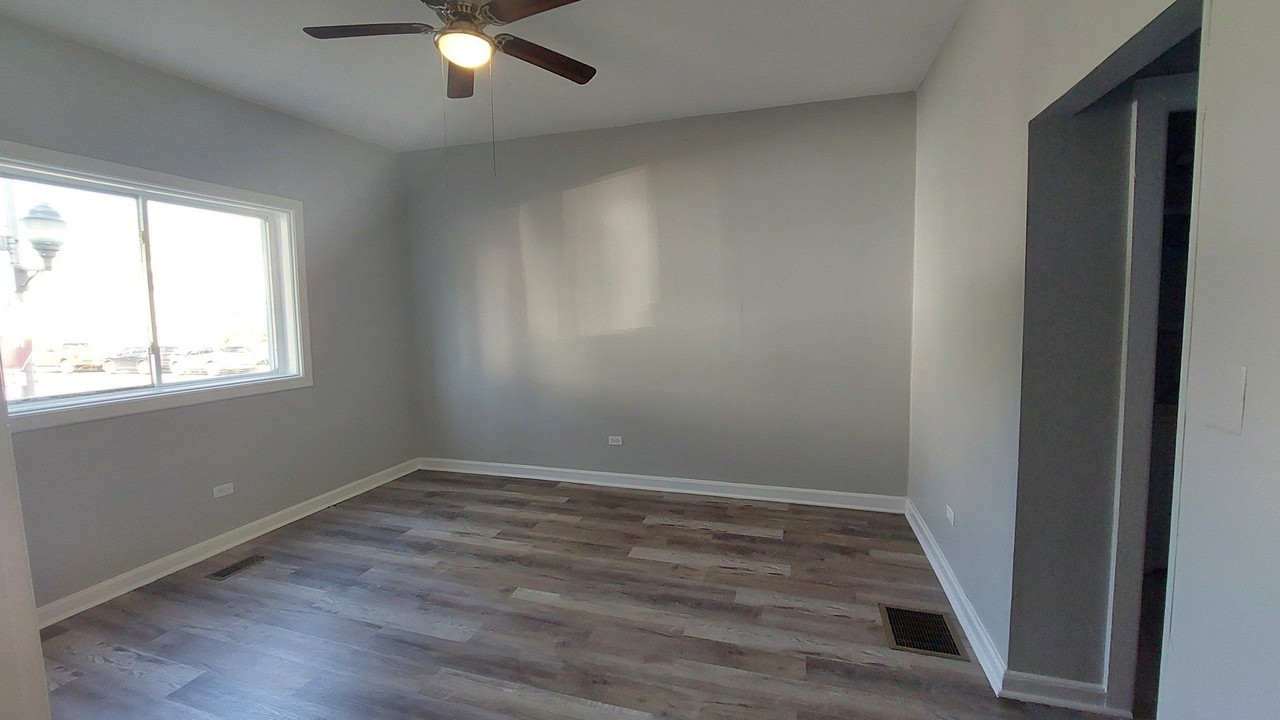 4401 S Wood St #1F - Photo 2 of 6
