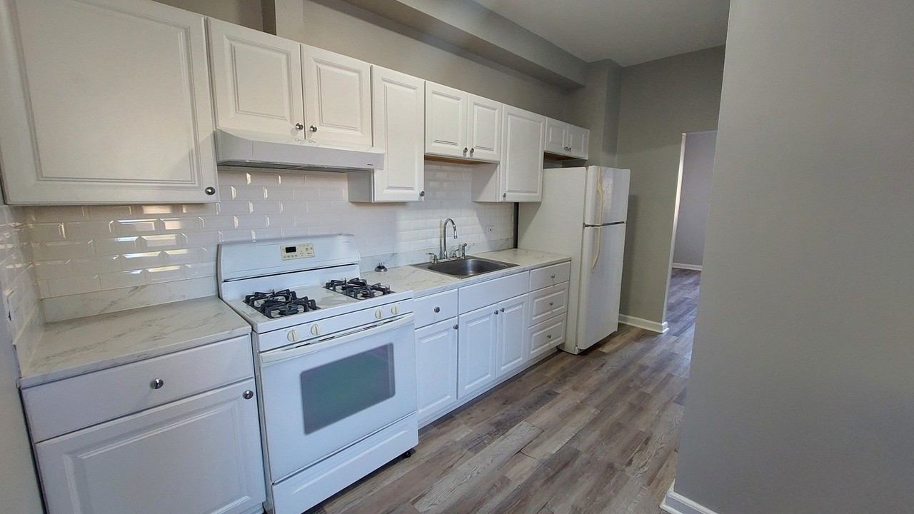 4401 S Wood St #1F - Photo 3 of 6