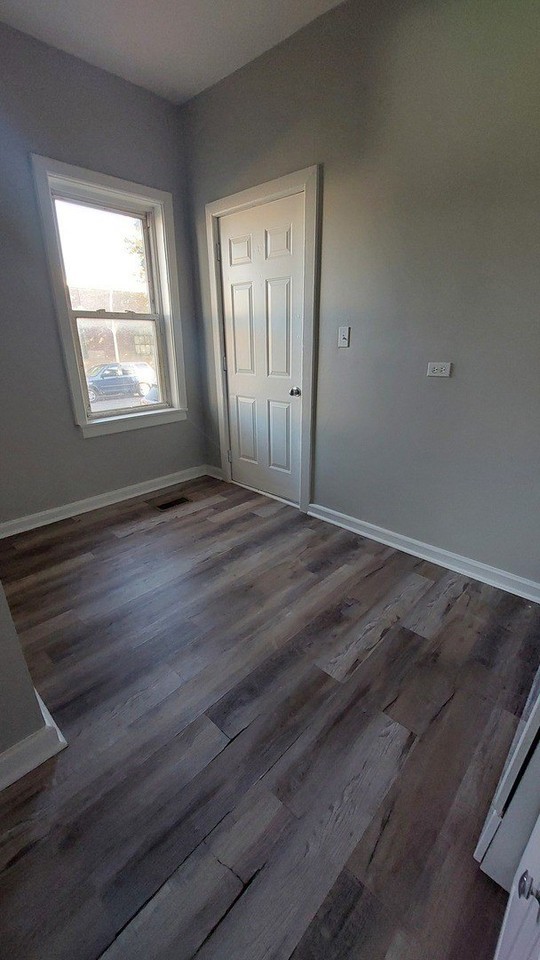 4401 S Wood St #1F - Photo 5 of 6