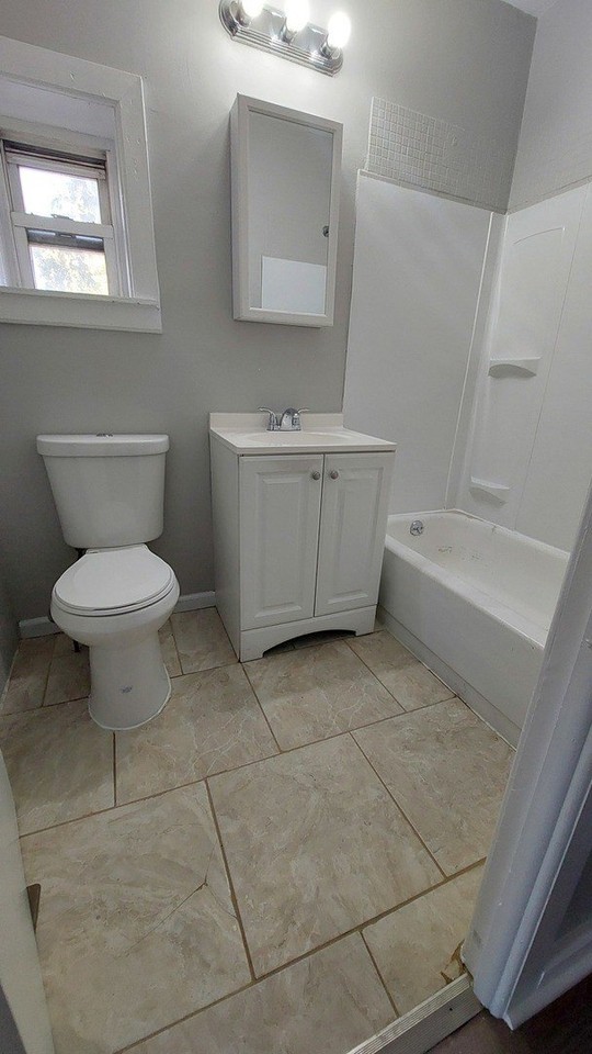 4401 S Wood St #1F - Photo 6 of 6