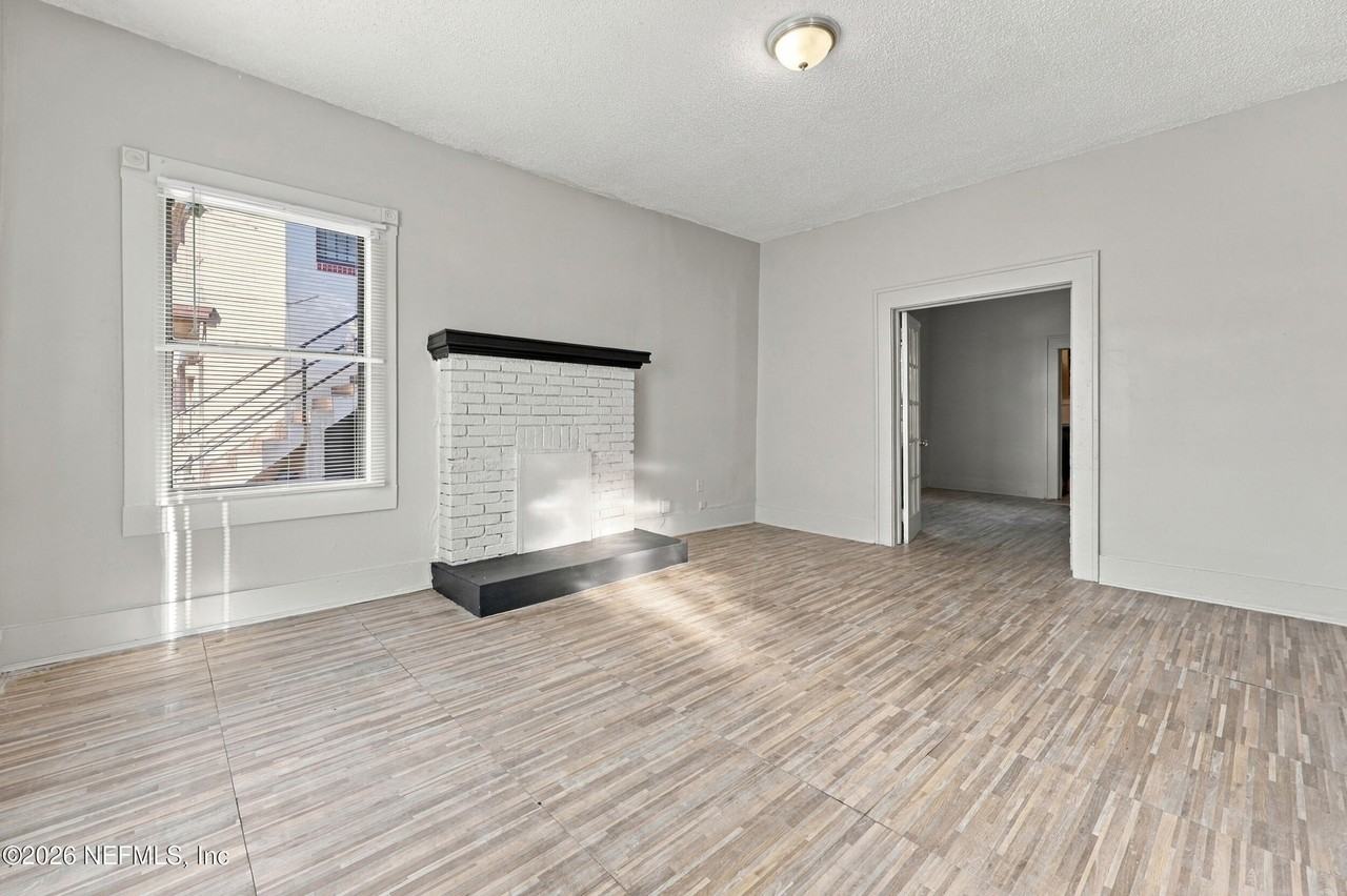 431 W 16th St - Photo 5 of 11
