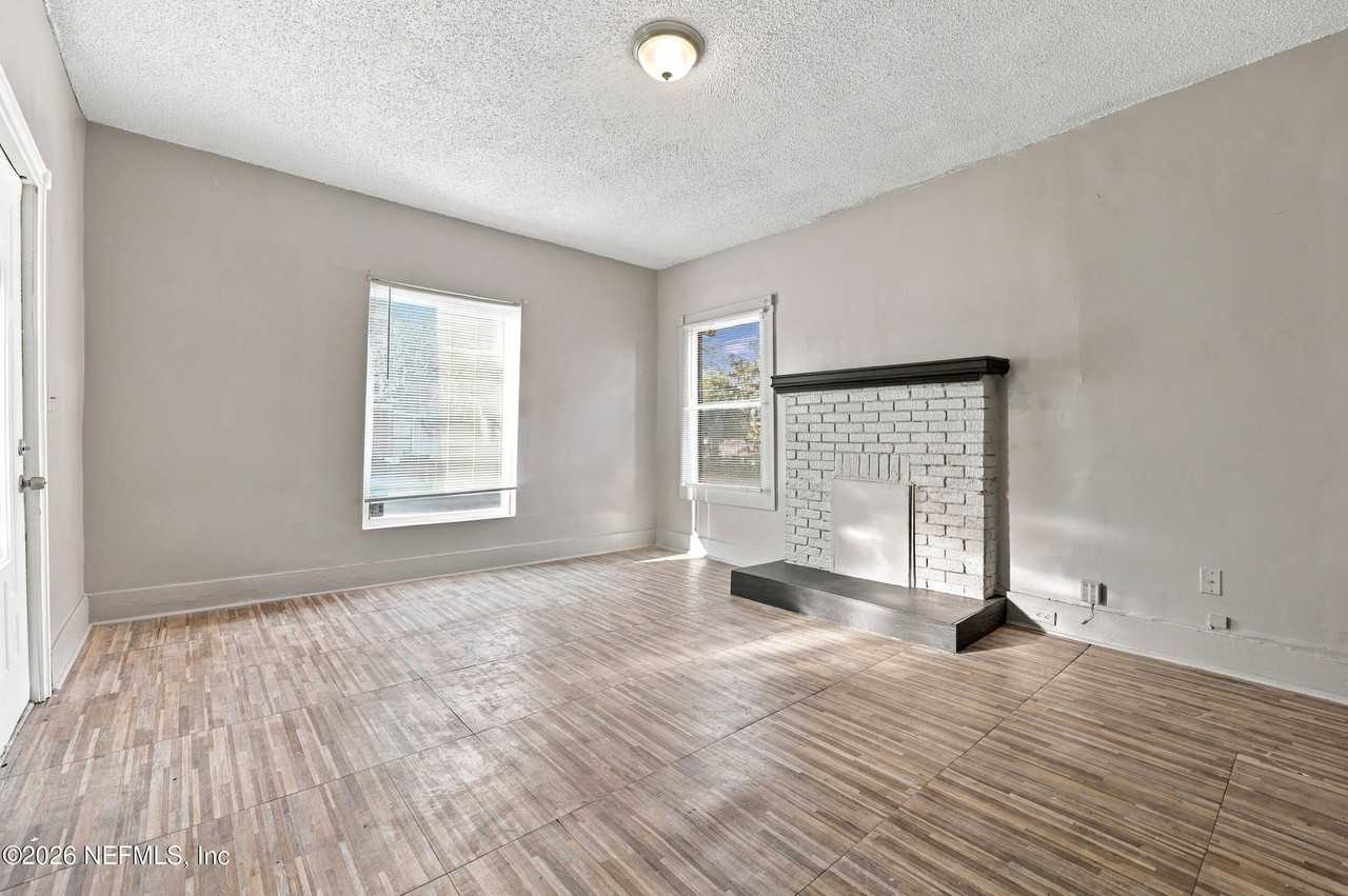 431 W 16th St - Photo 6 of 11