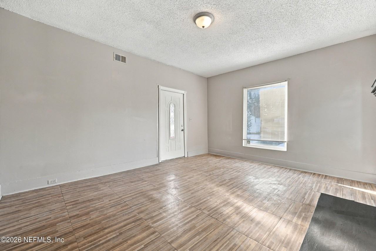 431 W 16th St - Photo 7 of 11