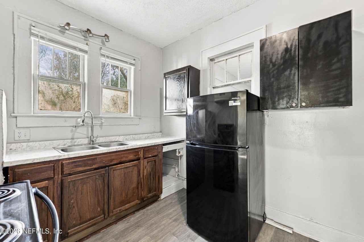 433 W 16th St - Photo 4 of 12