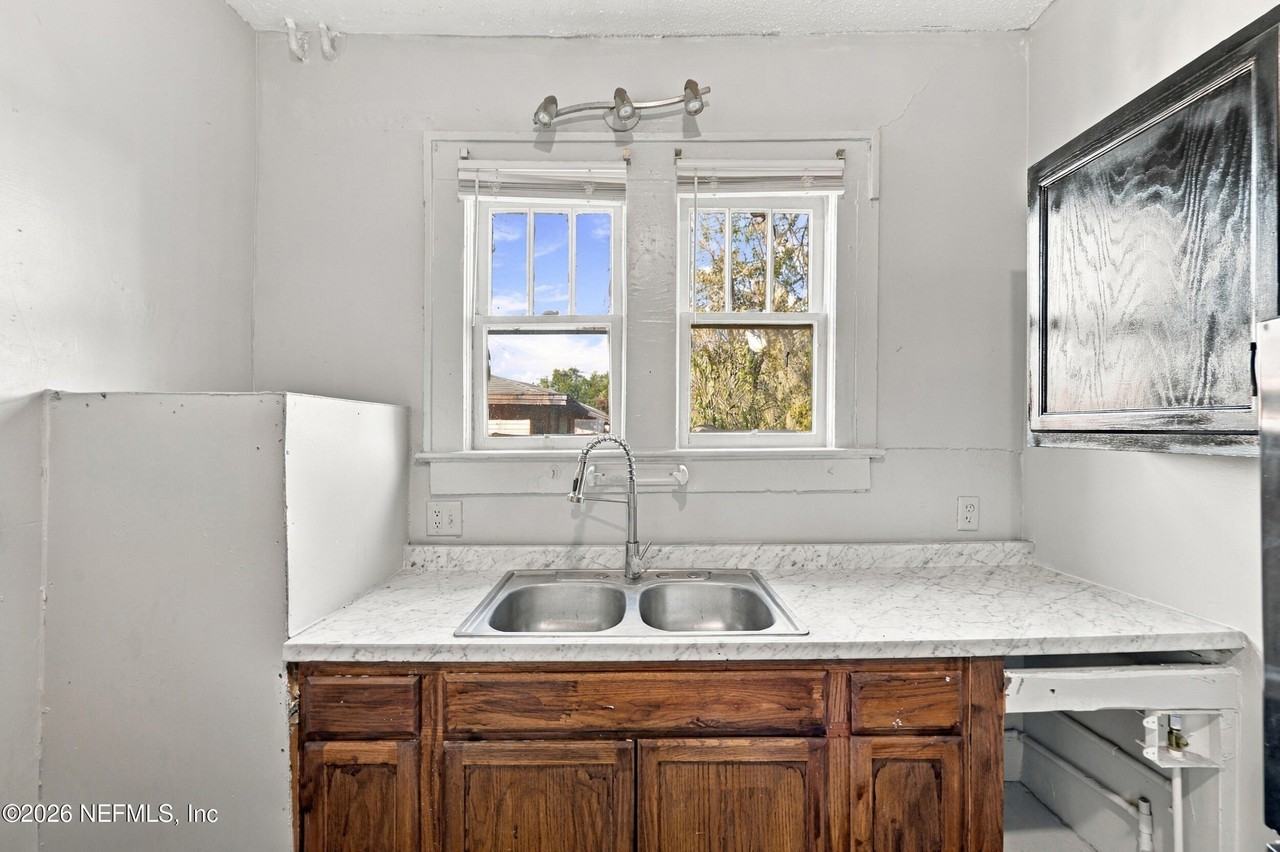 433 W 16th St - Photo 5 of 12
