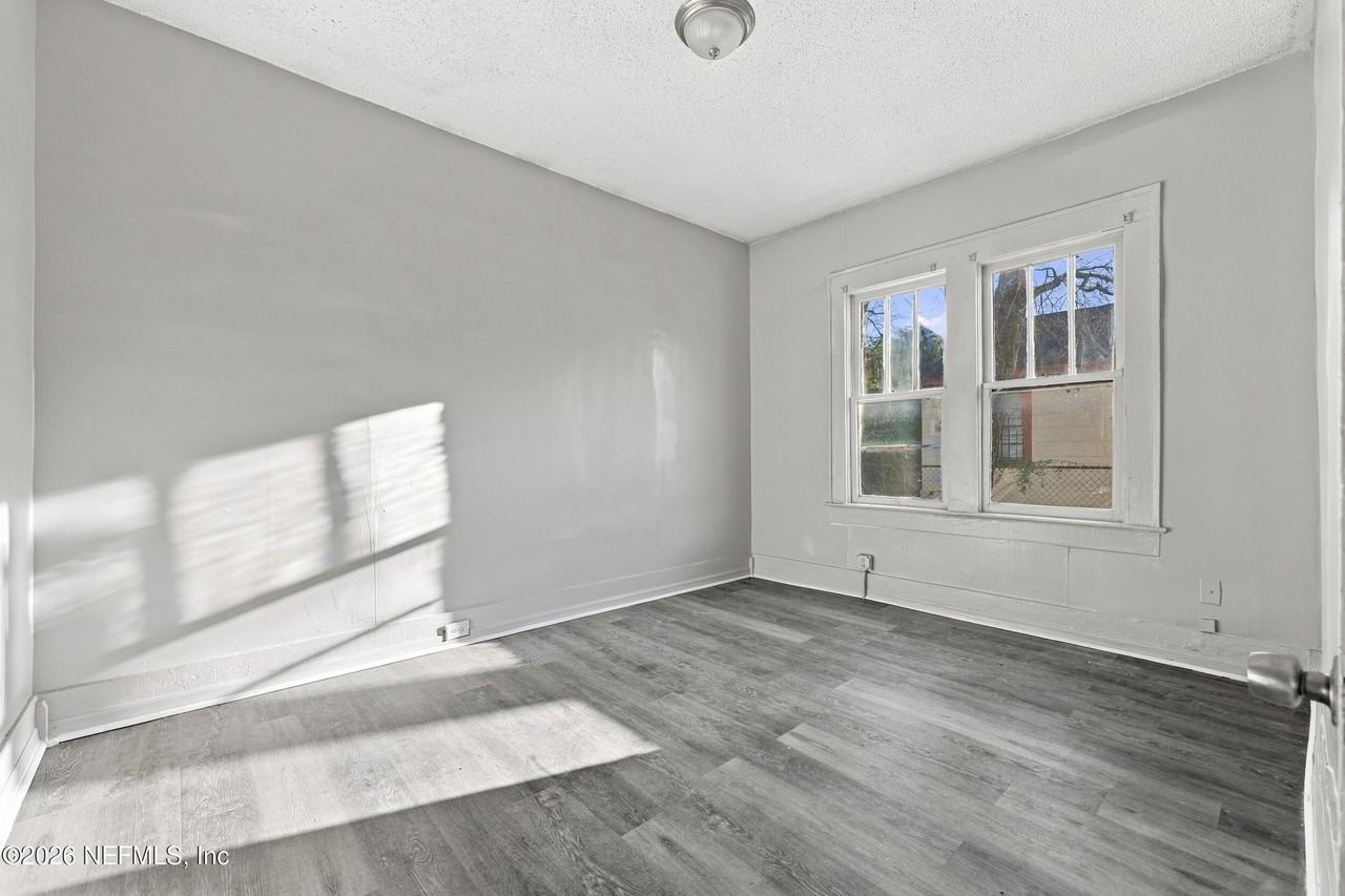 433 W 16th St - Photo 6 of 12