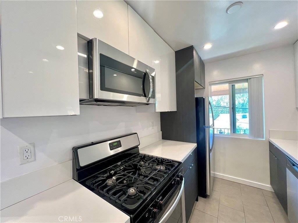 1422 N Fairfax Ave - Photo 3 of 31