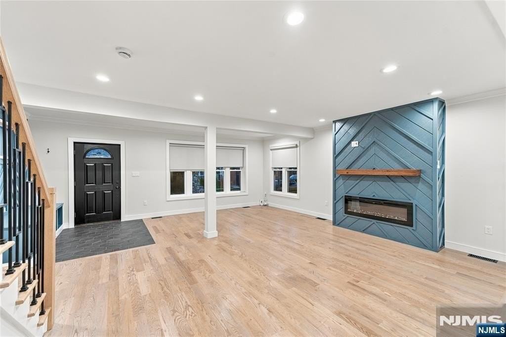 384 Pleasant Ave - Photo 3 of 25
